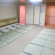 やっぱりフェリーはこれだよ！二等雑魚寝部屋！！！