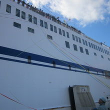 船上に並ぶ皆様も、思いは一つです…。