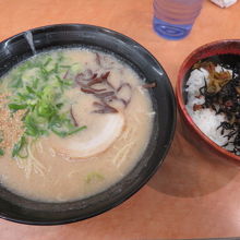 博多ラーメンとひじきご飯がセット