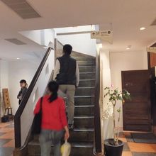 林百貨店の館内の様子、2階へ上がります