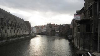 中世の川辺の景色