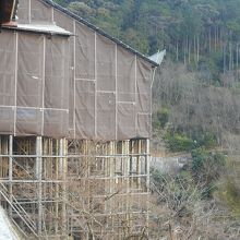 仮囲いの工事シートにすっぽりと覆われてしまった本堂舞台