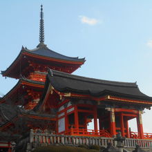 天皇の勅使しか通るのを許されなかったという高貴な門だ