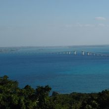 伊良部大橋のアーチ部分がよく見える