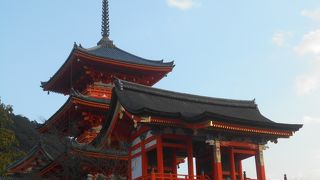 仁王門と三重塔に挟まれて存在感が小さいが味がある。