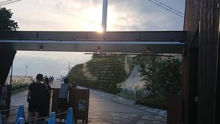 雄大な空にかかる橋