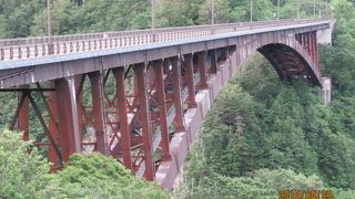 赤い立派な橋です