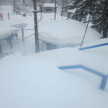 駅ホームへと下る階段も完全に雪に埋もれていました（除雪なし）