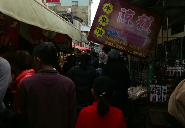 狭い商店街に人があふれていました