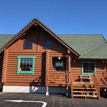 移転したばかりでまだ木が育っていなく、やや殺風景です。