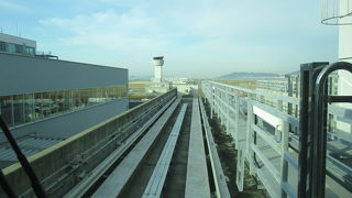 神戸空港から乗った時はガラガラでしたが、途中で三宮から神戸空港へ向かう車両を見るとどれも満席状態でした。