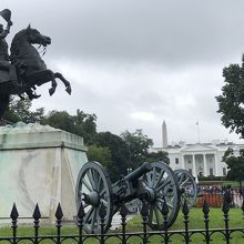 アンドリュー・ジャクソンの騎馬像とホワイトハウス