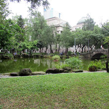 「鯉魚池」の向こうには「国立台湾博物館」