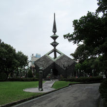 公園の中心には「二二八紀念碑」