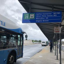 空港出口を出ると道路を渡り５Ａバス乗り場を探す