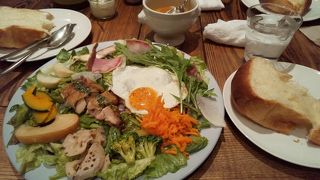 焼き立てパンのランチ