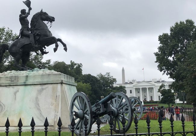 アンドリュー・ジャクソンの騎馬像とホワイトハウス