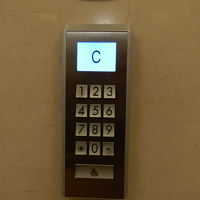 エレベーター　行きたい階を押してから乗る
