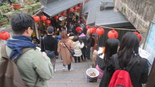 混雑した十字路の先です