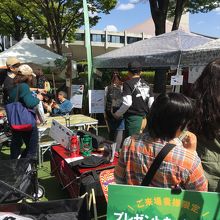 たくさんのブースが出てて賑わってます