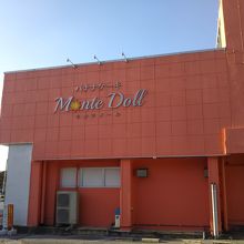 本店はピンクの建物