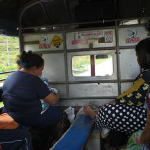 ソンテウの乗客は、地元の住民が主であり、生活に密着した足です