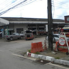 途中の市場には、多くのソンテウやモトバイクが、集まっています