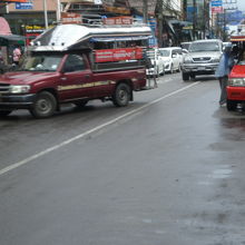 ラノーンの市内を、いろいろな形や色のソンテウが、走っています