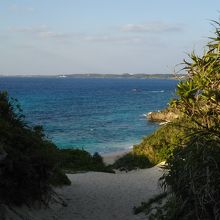 苦労して砂山を上ると青い海が見えてきます