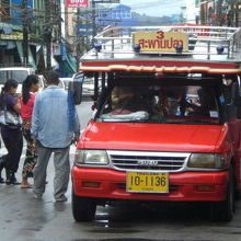 ラノーンの市場の道路上で、乗客を待つソンテウです。