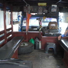 ラノーンのソンテウは、後部座席が、やや長い形のものが多いです