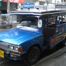 ラノーンのソンテウの屋根は、荷物を載せれる構造になっています