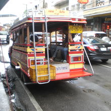 ソンテウの後部には、屋根に上ることができる、梯子があります。