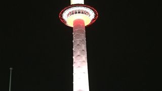 夜はキレイにライトアップ