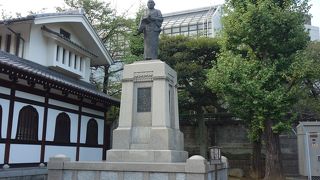 高さが有る立派な銅像