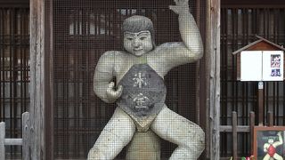 ２ｍはある九度山焼きの陶像