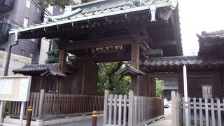 大きな屋根の立派な門