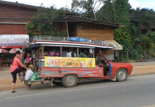 ラノーンにおけるソンテウは、タクシーとしての役割を果たしていますが、バンコクの３~４倍の料金です。