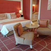 ピンク基調のベッドルーム