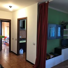 右手はソファベッドのある居間。主寝室は突き当りの奥。広い。