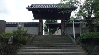 墓所の入り口に立派な門が有りました