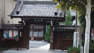 静かに佇むお寺