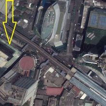 タイムズスクウェアーはアソーク駅から高架道が繋がっています。