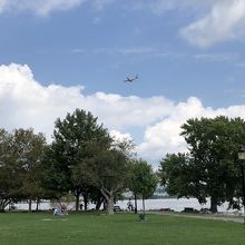 近くの公園から乗り入れる飛行機が見えます。オスプレイも見えた