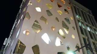 夜はひときわ目立ちます