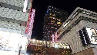 連絡通路で結ばれています