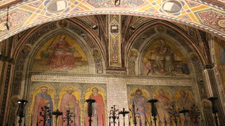 カンポ広場に面して建つ