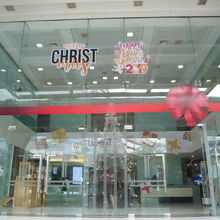 タイムズスクウェア―の玄関入口です。地上１階の入口です。