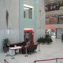 タイムズスクウェア―の２階から、地上１階フロアーを見ています