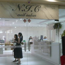 タイムズスクウェア―のネイルサロンです。明るくきれいです。